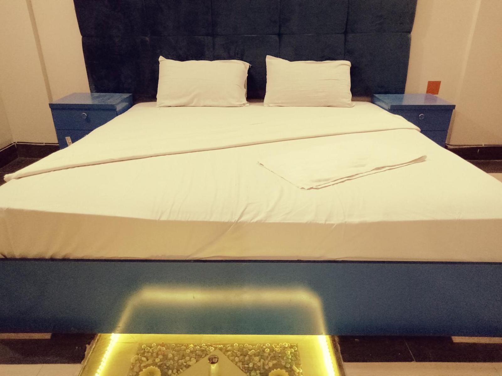 Motel525 Near Agha khan & liaqat National Hospital