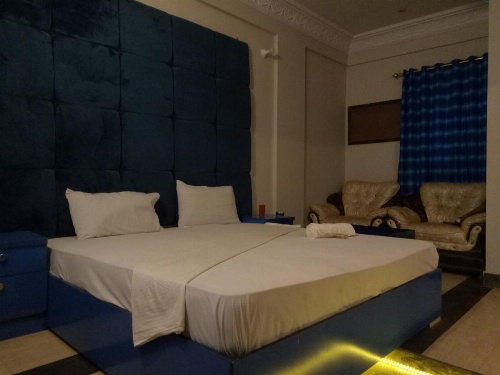 Motel525 Near Agha khan & liaqat National Hospital image 6